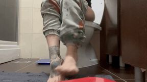 SEXY JESS PEE AND SCRUBBING TOILET BAREFOOT - MP4 Mobile Version