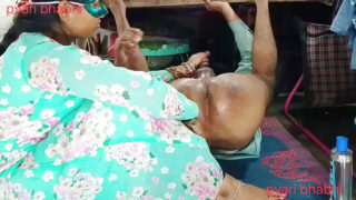 Vídeo caseiro indiano de uma garota excitada se masturbando com um vibrador de dildo.