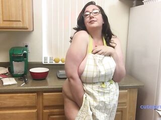 Amateur Biggest Tit BBW Shows off Sexy Body in Kitchen Wearing Just an Apron