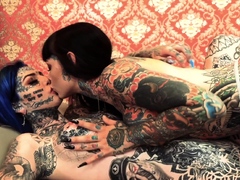 Tattooed babes Amber Luke and Tiger Lilly play with toys