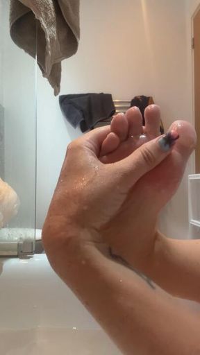 Goddess Bath time for me, distraction time for you 👣
