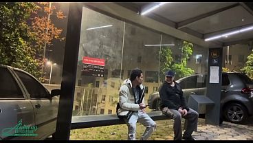 tava no ponto esperando o onibus pra ir pro trabalho um cara gordinho chegou e me chamou pra fuder o cuzinho guloso dele
