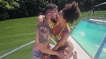 Sexo em alto mar com as amigas da minha mulher