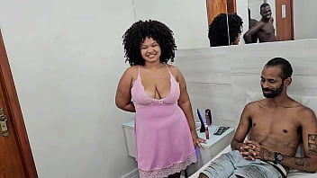 Primeira vez no porno da gordinha safada Barbie Marley fodendo com dois e ganhando leite na boca