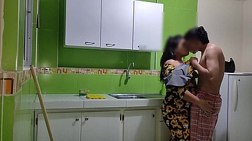 Madrastra esta porque mi papa no se la folla como ella necesita Su Hijastro Fue a la cocina para ayudarla y termina follandola como ella mas le gusta