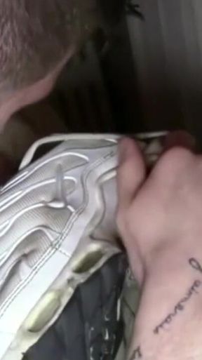 The slut Leo Senthy fucked bareback by Tim Cosla in sneakers