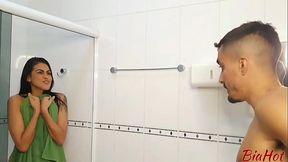 ELE ENTROU NO BANHEIRO SEM AVISAR! ME FEZ ENGOLIR SUA PIROCA GIGANTE AT&Eacute_ O FUNDO DA GARGANTA E ME FUDEU DE QUATRO