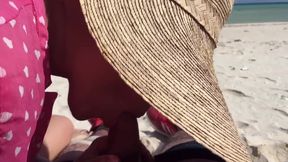 Escondidos En Una Playa