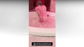 chica transexual jugando con su gran trasero en el jacuzzi