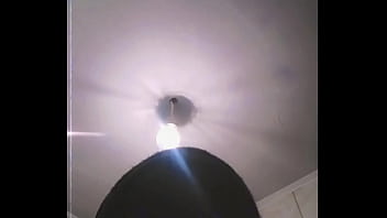 Expuesto!! Famoso cantante venezolano se graba mientras mea