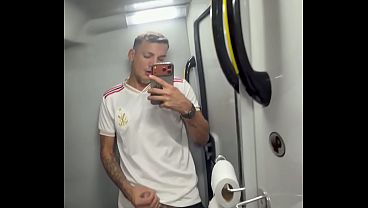 Novinho dotado goza dentro do banheiro do onibus