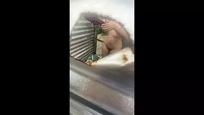 latina met een grote kont krijgt er een terwijl ze zichzelf masseert.