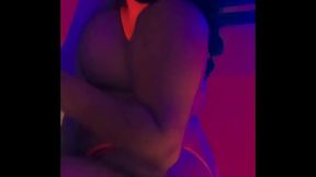 Madre cachonda de gran culo se masturba su pussy hasta correrse en ti .