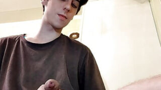 Solo homo in latex masturbeert tot een explosief anaal orgasme