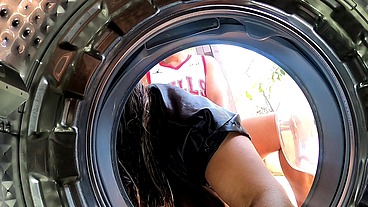Ela ficou presa na máquina de lavar e ele nao resiste .