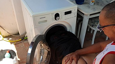Ela ficou presa na máquina de lavar e ele nao resiste .