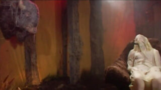 Dövmeli köle erkeklerin BDSM videosunda anal ilişkiye giriliyor.