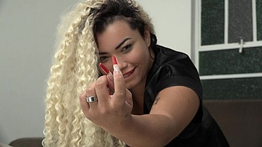 A carioca Angel Takemura em DP com dois machos