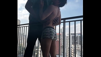 Pegando o novinho na varanda