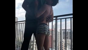 Pegando o novinho na varanda