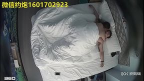 幸福屌丝男被年轻性欲强女友上位骑射爽完各自玩手机