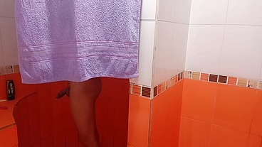 Mi hermanastra lo vuelve hacer otra vez entro a espiarme y a masturbase me pide otrave que me la folle rico como cada vez que voy ala casa de sus padre rica follada le meti toda una puta mi sobrina