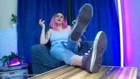 Lady Angela stinky converse sneakers jeans