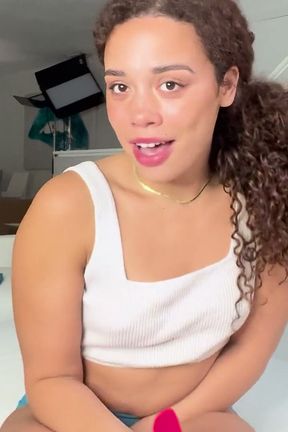 Horny Willow Ryder Masturbates Before Gym