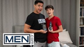 Hot - Andre Stone und Sam Ledger probieren einen neuen Penisring in Bareback-Doggystyle-Mode aus