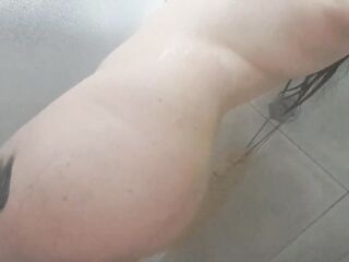 me masturbo mientras me baño ????