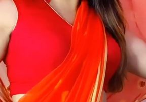 Saree me bhabhi ko muh me diya