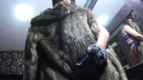 Zwoele MILF die diep in haar keel speelt met sperma terwijl ze een hete groene bontjas draagt.
