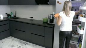 Farting while cleaning the fridge MP4 FULL HD 1080p