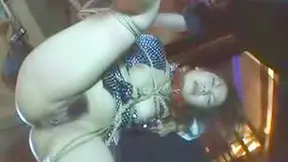 Atado y recto se corre en el suelo dentro de casa