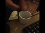 je bois ma pisse a la tasse