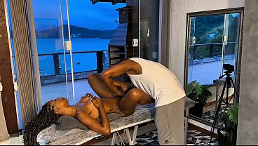 Eu s&oacute_ pedi uma massagem... mas quando &eacute_ a gente, nunca &eacute_ s&oacute_ isso. Meu marido preparou cada detalhe, o clima, o toque... e aos poucos a conex&atilde_o foi falando mais alto.