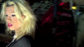 1652 gang bang in public bar with straigths and crossdressed guy