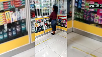 Se folla a joven despu&eacute_s de comprar en una farmacia, sexo en auto