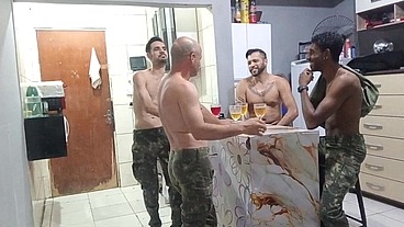 Soldados fazem orgia depois do Quartel