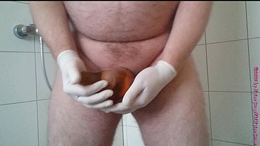 Geiles Pissen und Duschen mit der Pisse im Kondom ** Natursekt FUN **