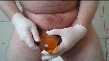 Geiles Pissen und Duschen mit der Pisse im Kondom ** Natursekt FUN **