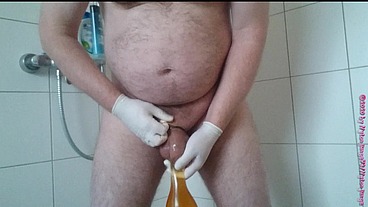 Geiles Pissen und Duschen mit der Pisse im Kondom ** Natursekt FUN **