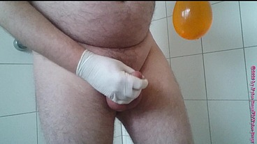 Geiles Pissen und Duschen mit der Pisse im Kondom ** Natursekt FUN **