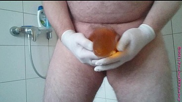 Geiles Pissen und Duschen mit der Pisse im Kondom ** Natursekt FUN **