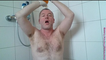 Geiles Pissen und Duschen mit der Pisse im Kondom ** Natursekt FUN **