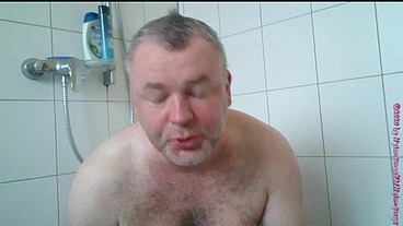 Geiles Pissen und Duschen mit der Pisse im Kondom ** Natursekt FUN **
