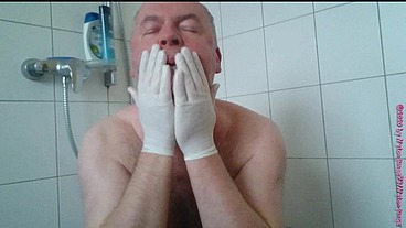 Geiles Pissen und Duschen mit der Pisse im Kondom ** Natursekt FUN **