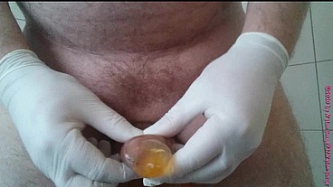 Geiles Pissen und Duschen mit der Pisse im Kondom ** Natursekt FUN **