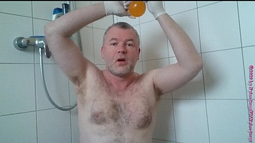 Geiles Pissen und Duschen mit der Pisse im Kondom ** Natursekt FUN **