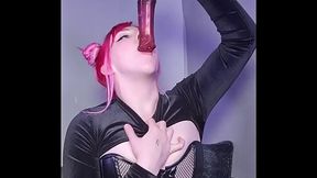 Amateur Cosplayer shows off her skills with a big dragon dildo